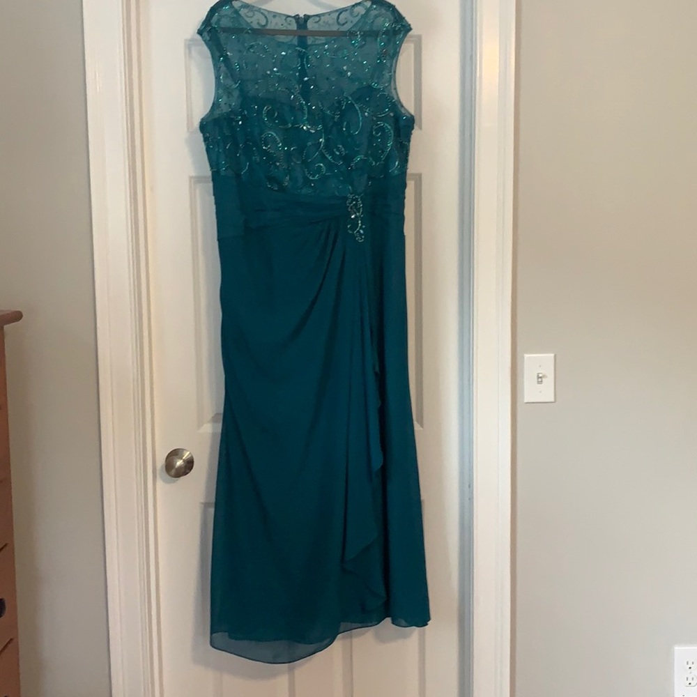 Beautiful teal color mother of the bride dress.